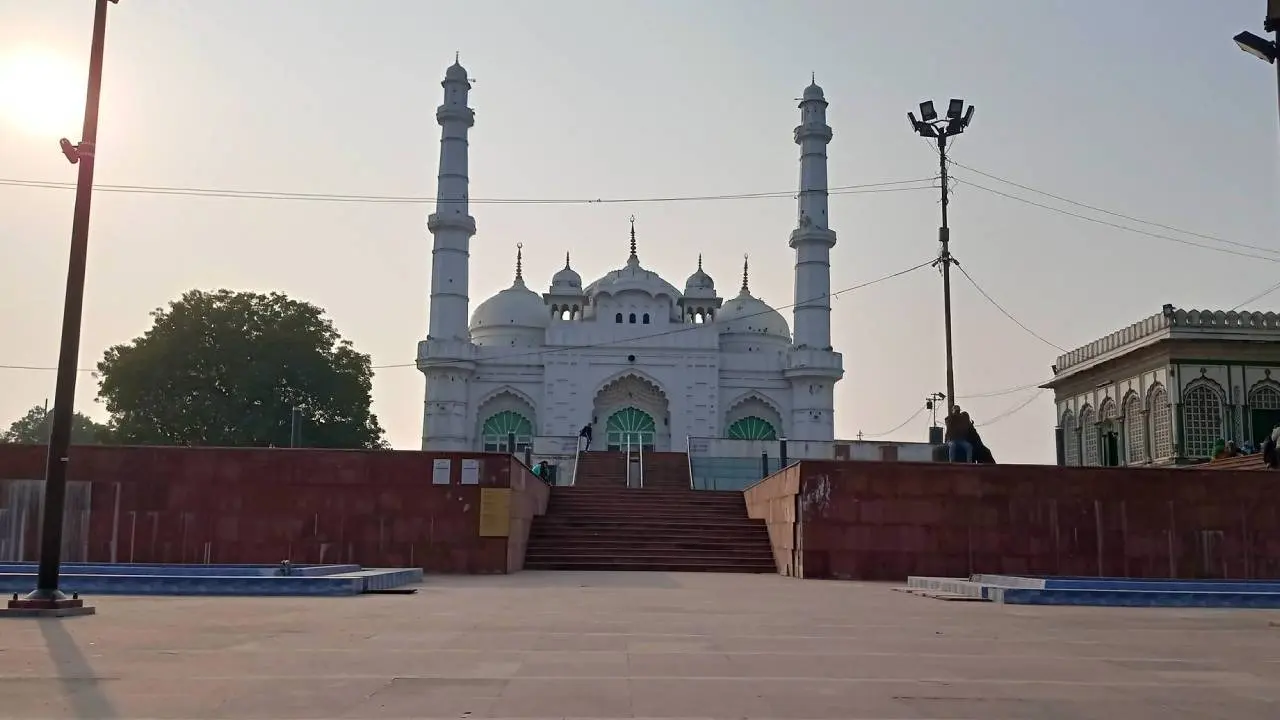 UP News: मस्जिद पर लाउडस्पीकर लगाने की मांग वाली याचिका खारिज lucknow tile wali masjid