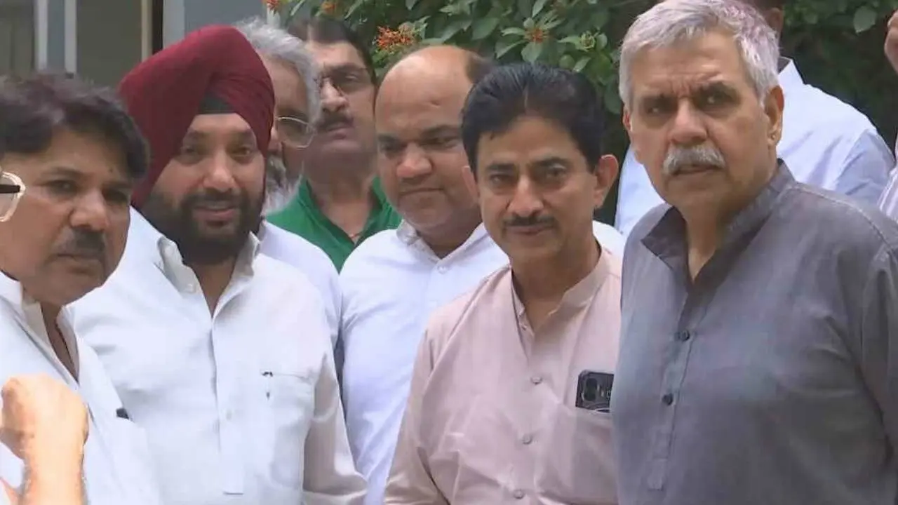 Sandeep Dikshit arrive at residence of Arvinder Singh Lovely