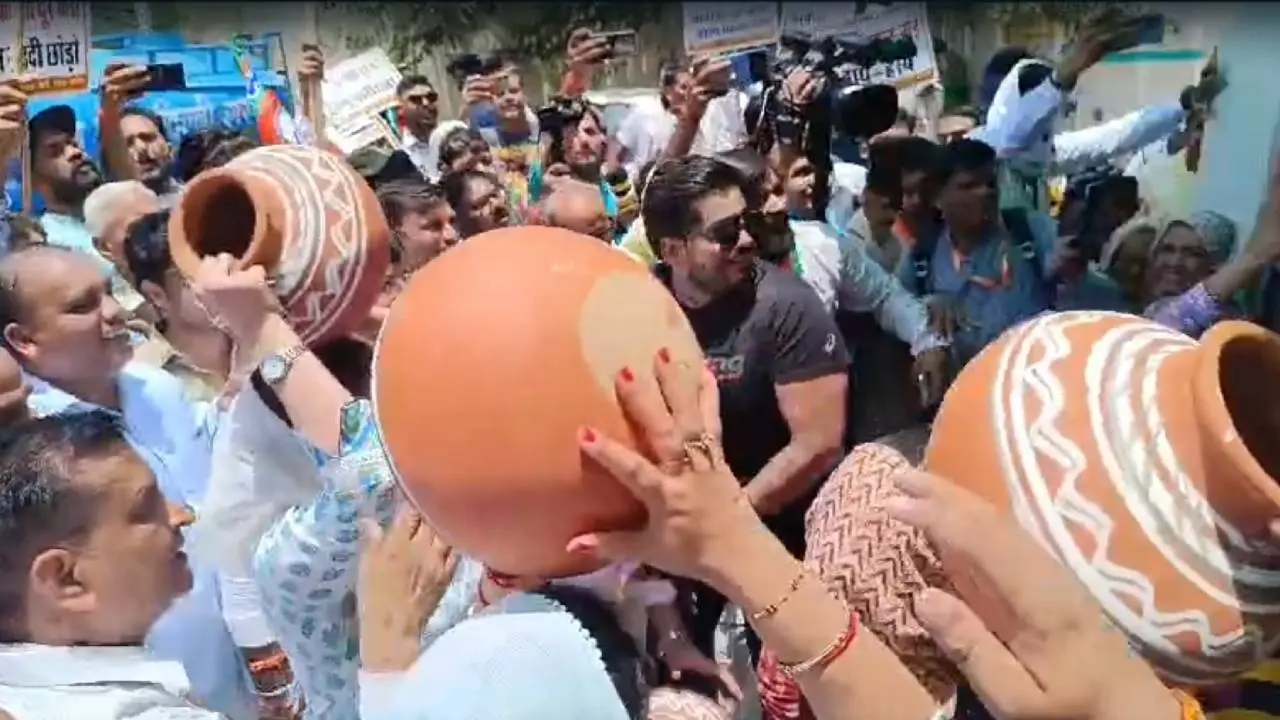 bjp matka phod protest in delhi