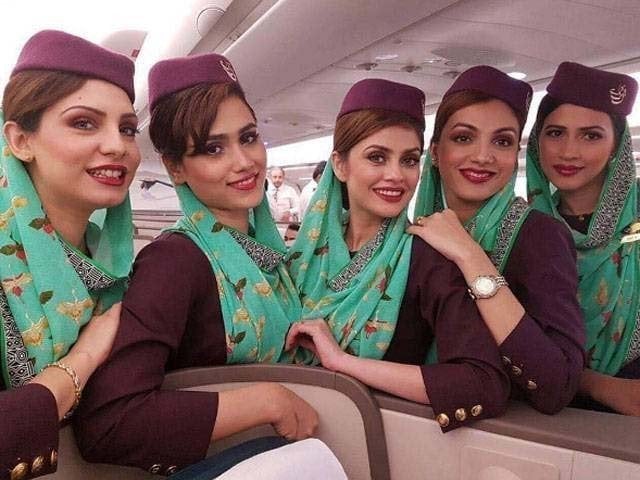 Pakistan Air Hostess: पाकिस्तान की एयर होस्टेस कर रही ये विचित्र काम 