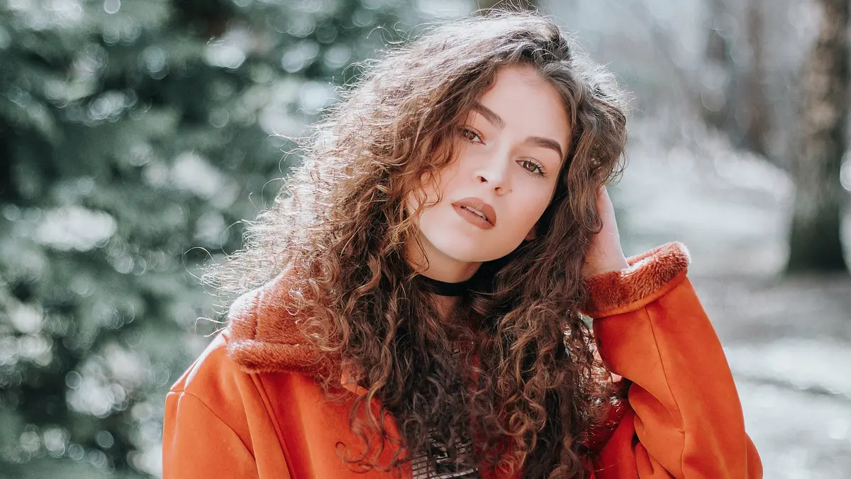 Curly Hair: घर पर घुंघराले बालों को सीधा कैसे करें? curly hair