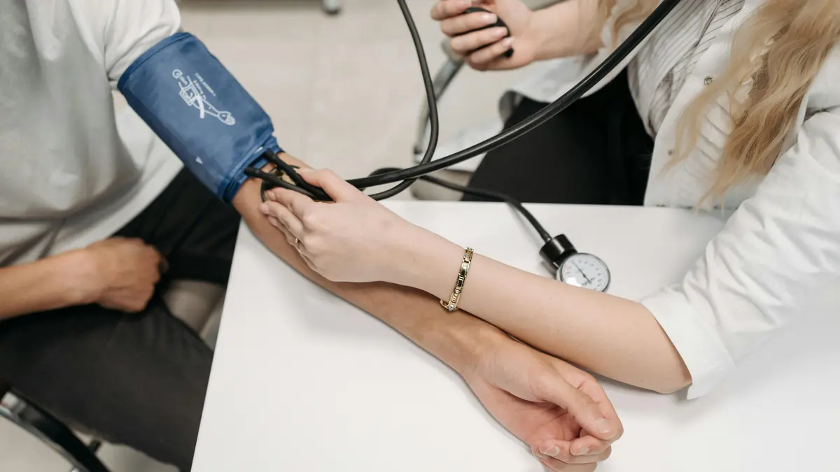 BP Range: किस उम्र में कितना बीपी होना चाहिए? महिला और पुरुष के लिए अलग-अलग रेंज blood pressure