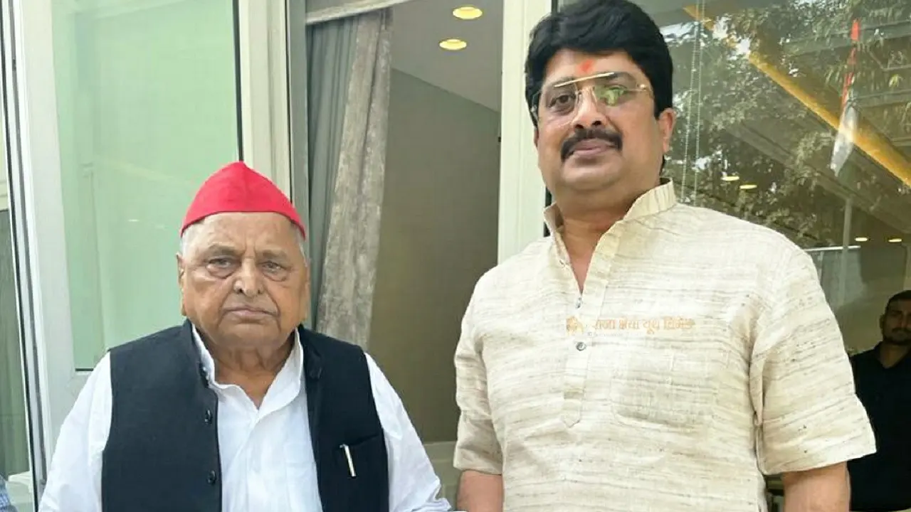 raja-bhaiya-with-mulayam-singh-yadav