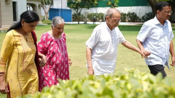arvind kejriwal with parents