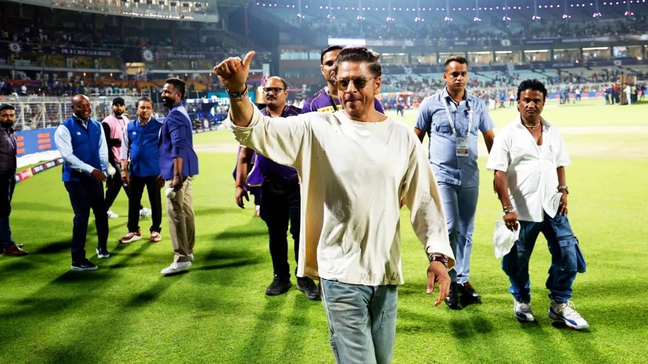 shahrukh khan smoking cigarette in stadium
