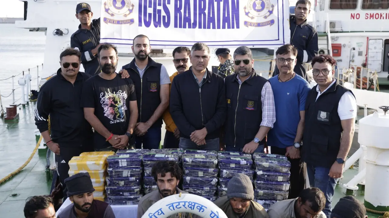 PAK पर ATS-NCB का बड़ा प्रहार, गुजरात में 480 करोड़ की ड्रग्स जब्त, 6 पाकिस्तानी रंगे-हाथों गिरफ्तार PAKISTANI BOAT WITH NARCOTICS