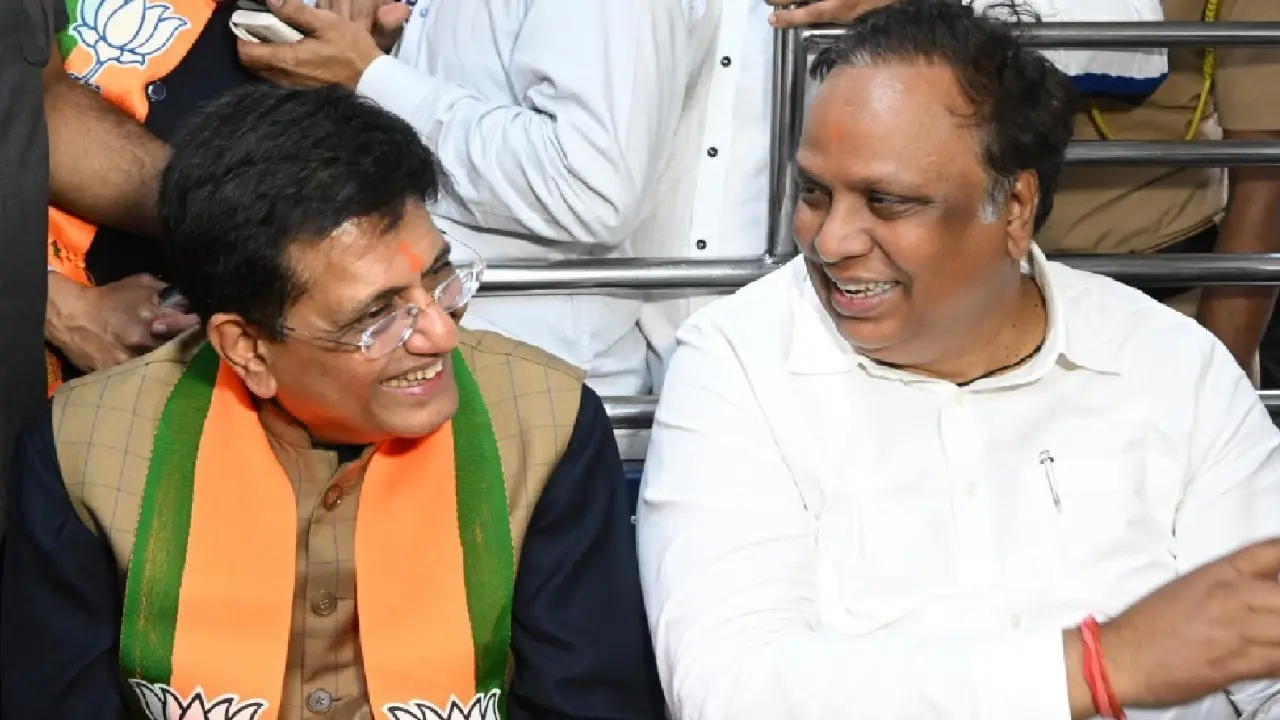 Piyush Goyal traveled in Mumbai local