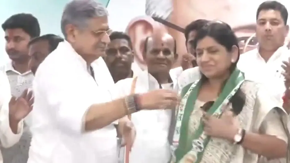 Bahubali Anand Mohan wife Lovely joins JDU