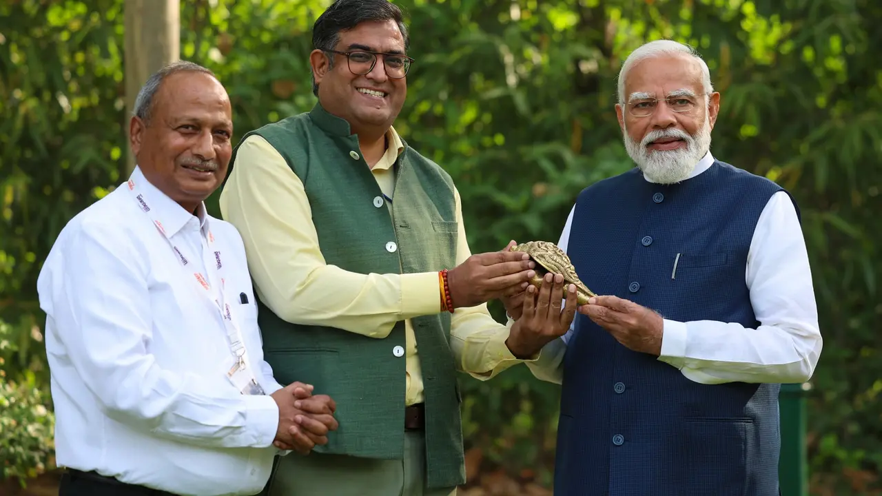 sabke ram gifted to pm