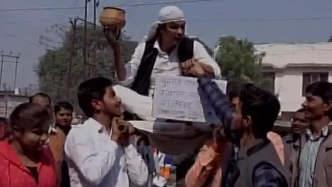 अर्थी पर सवार होकर नामांकन करने पहुंचे ये उम्मीदवार, श्मशान घाट में है चुनावी ऑफिस Arthi baba