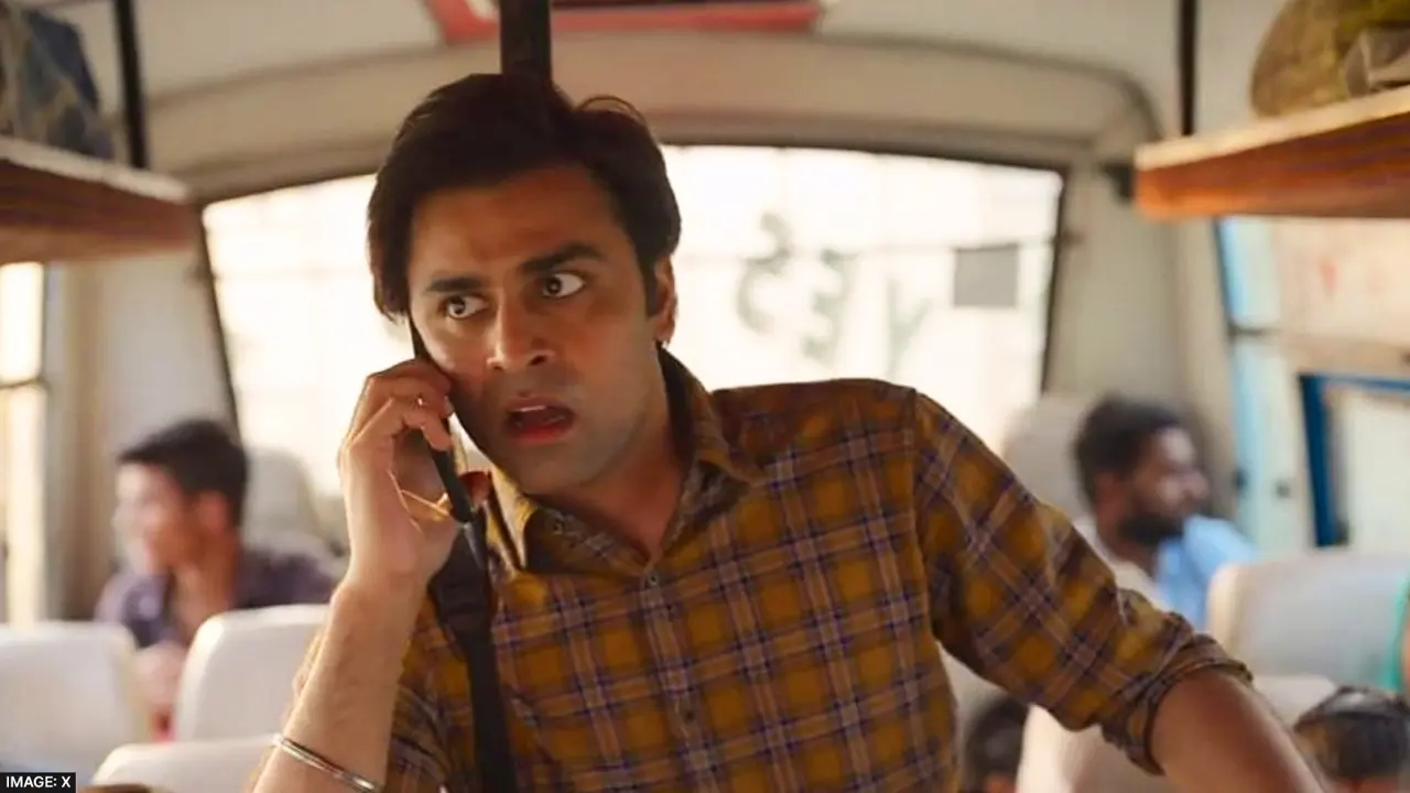 Delhi Police praising sachiv ji, Panchayat 3