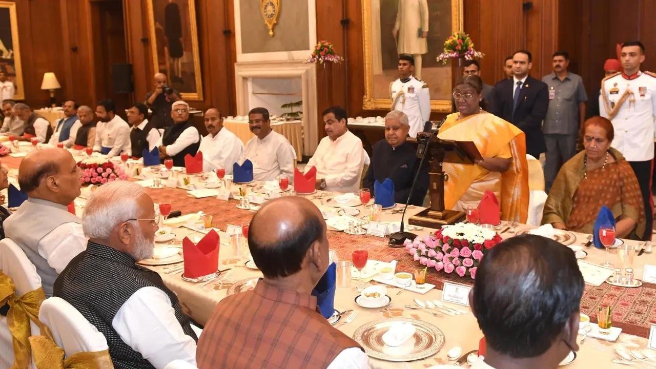 राष्ट्रपति भवन पहुंचे PM मोदी समेत कई नेता, द्रौपदी मुर्मू ने किया रात्रिभोज का आयोजन President Draupadi Murmu hosted a dinner at Rashtrapati Bhavan