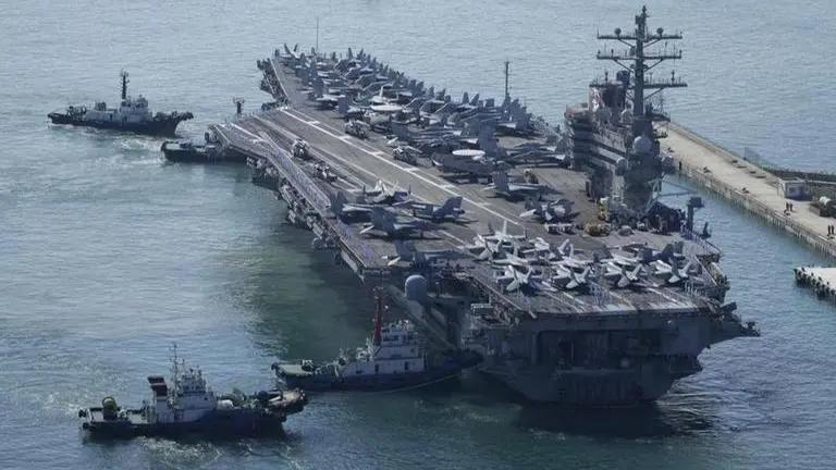 USS Ronald Reagan sails into Manila Bay USS Ronald