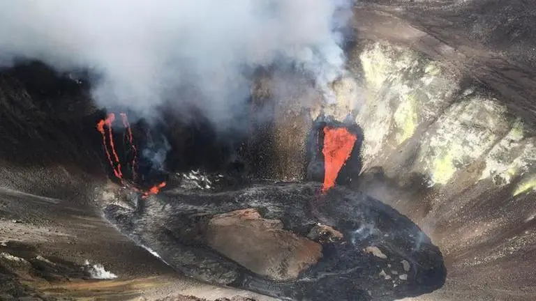 Lava lake forms as Hawaii volcano erupts after 2-year break Lava lake forms as Hawaii volcano erupts after 2-year break