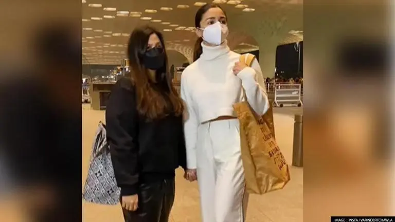 Alia Bhatt and sister Shaheen jet off to Berlin for 'Gangubai Kathiawadi's world premiere Alia Bhatt