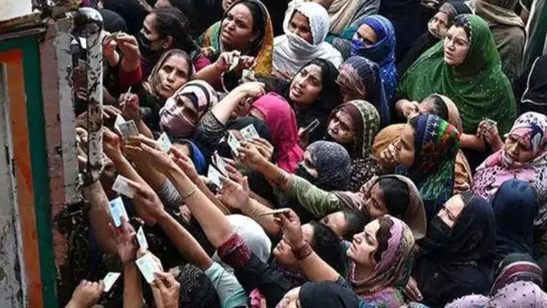 Pakistan food crisis takes gory turn as two die outside flour distribution centres Pakistan food crisis