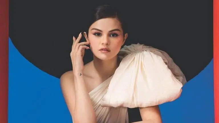 Selena Gomez gives a rare performance at 2021 Premio Lo Nuestra after a year long hiatus selena gomez