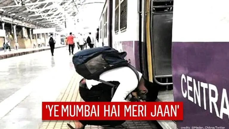 Man bows down before Mumbai Local while boarding, Anand Mahindra reacts to the image Man bows down in front of Mumbai Local before boarding, Netizens overwhelmed