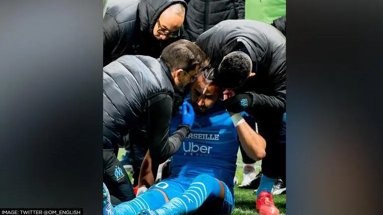 Dimitri Payet hit with water bottle AGAIN, Lyon vs Marseille match suspended Dimitri Payet hit by bottle