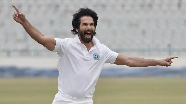 Shahid Kapoor has strong reply to fan on 'Jersey' postponement; shares message to producer Shahid Kapoor, shahid kapoor jersey, jersey movie stills, shahid kapoor jersey poster