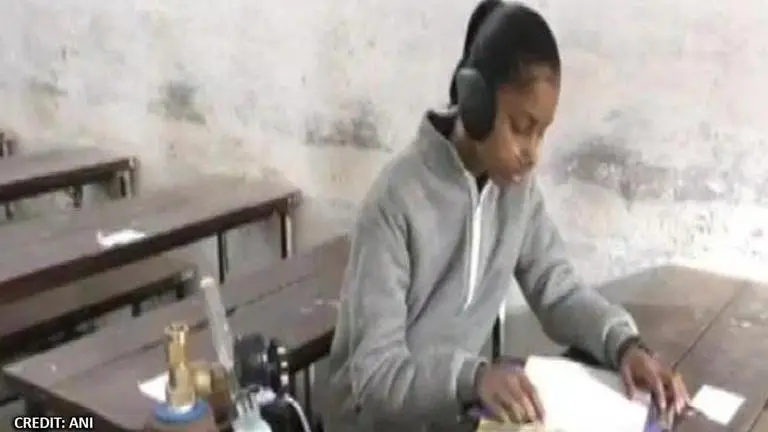 Bareilly: 16-year-old girl carries oxygen cylinder to exam hall Girl bound to oxygen cylinder due to lung disease gives her board exam