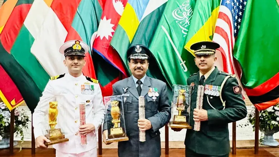 𝐌𝐞𝐧 𝐢𝐧 𝐔𝐧𝐢𝐟𝐨𝐫𝐦