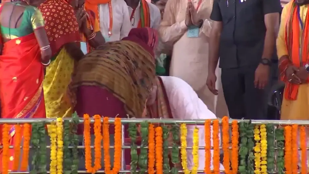 Video: PM Modi Touches Feet of 66-Year-Old 'Best from Waste' Champion Video: PM Modi Touches Feet of 66-Year-Old 'Best from Waste' Champion
