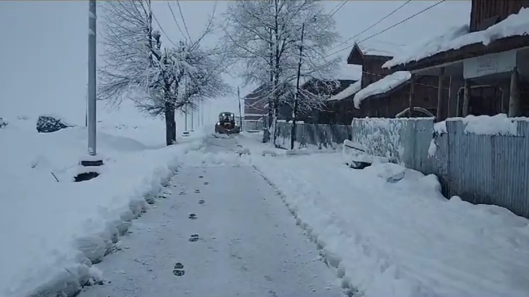Winter Wonderland: Snowfall Sparks Joy and Boosts Tourism in Kashmir, Brings Smiles to Local Traders nowfall Sparks Joy and Boosts Tourism in Kashmir