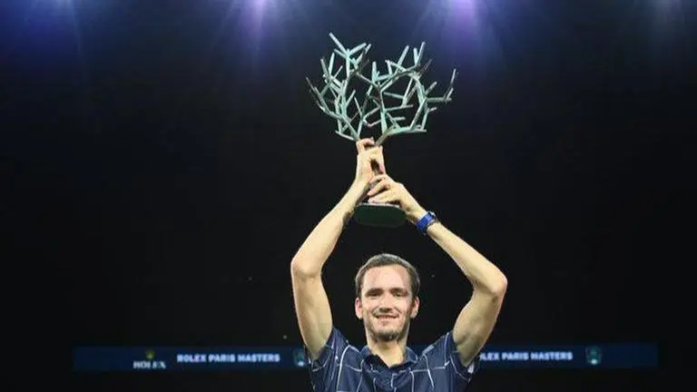 Daniil Medvedev beats Alexander Zverev to win his 1st Paris Masters final