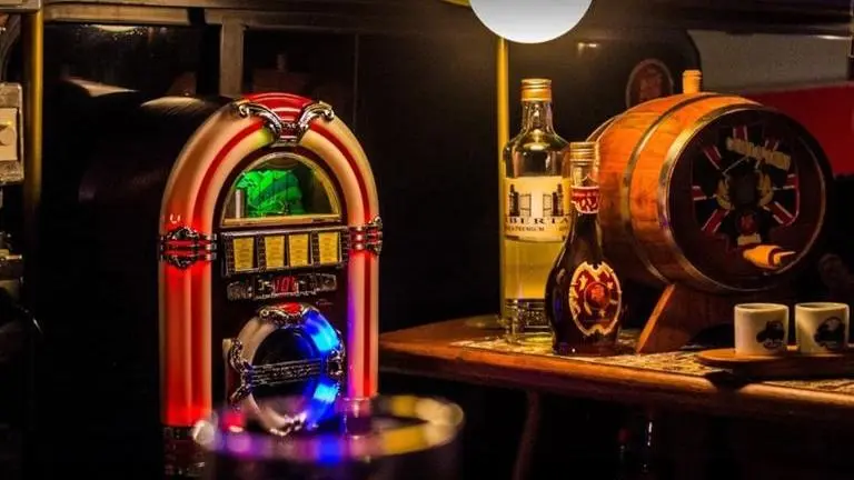 As Delhi govt decides to do away with recorded music at pubs, netizens see one big positive (amid a sea of negatives) As Delhi govt decides to do away with recorded music at pubs, netizens see one big positive (amid a sea of negatives)