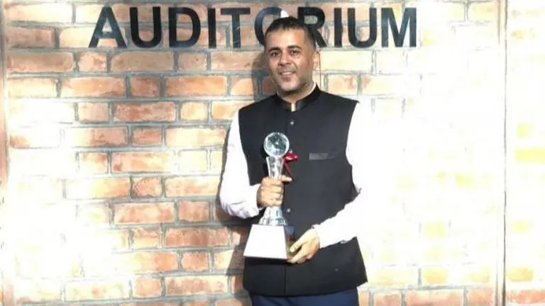 HILARIOUS: Here's Chetan Bhagat big takeaway after receiving an award at IIM Ahmedabad