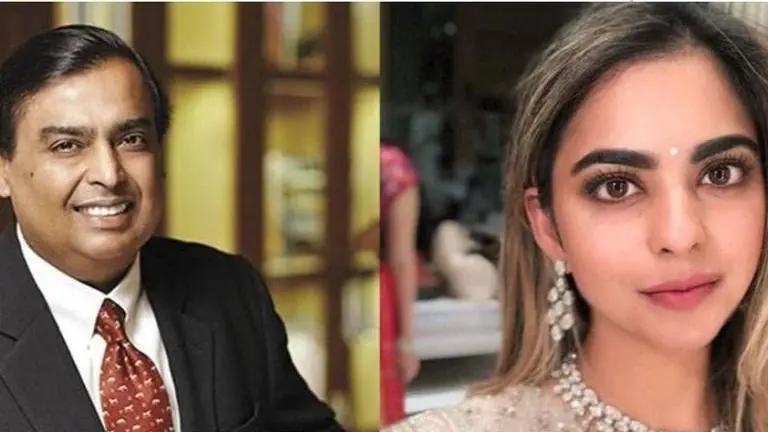 WATCH: Isha Ambani's Father Mukesh Ambani Escorts Her At The 'Magical' Engagement WATCH: Isha Ambani's Father Mukesh Ambani Escorts Her At The 'Magical' Engagement