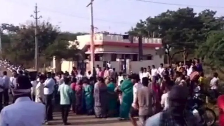 TRS leader Narayana Reddy stoned to death in Telangana; supporters thrash Congress workers