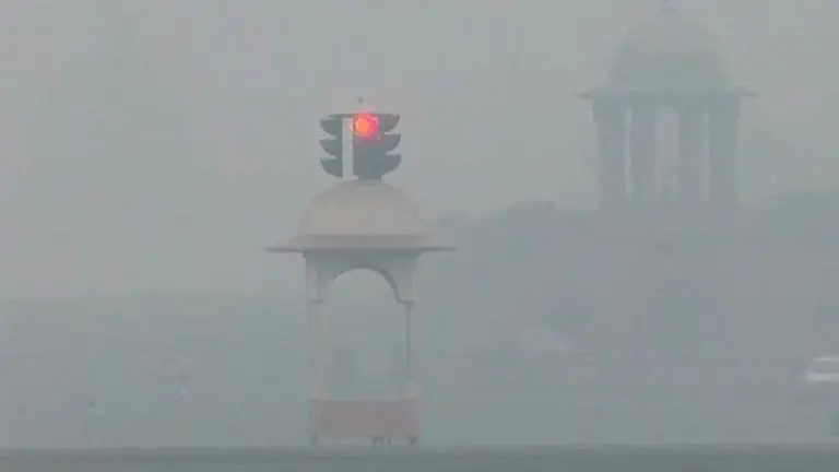 A day after Diwali, Delhi's air quality deteriorates to 'hazardous' level A day after Diwali, Delhi's air quality deteriorates to 'hazardous' level