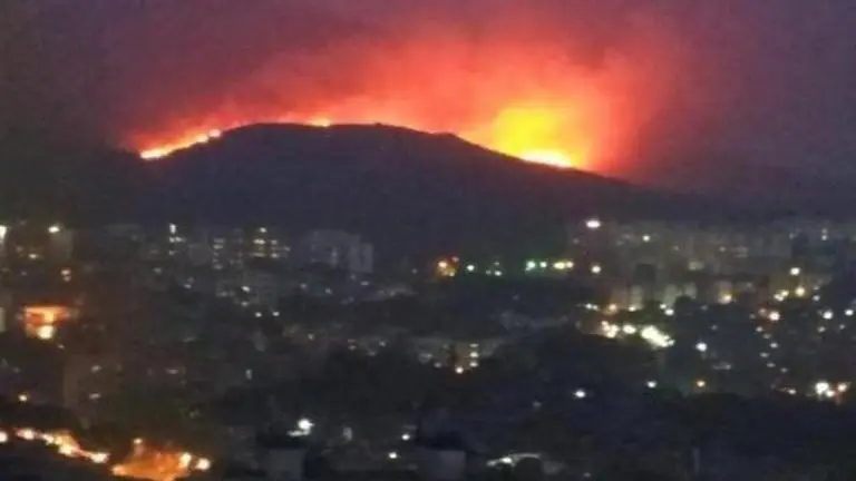 Massive fire breaks out in Aarey Colony near Film City Massive fire breaks out in Aarey Colony near Film City