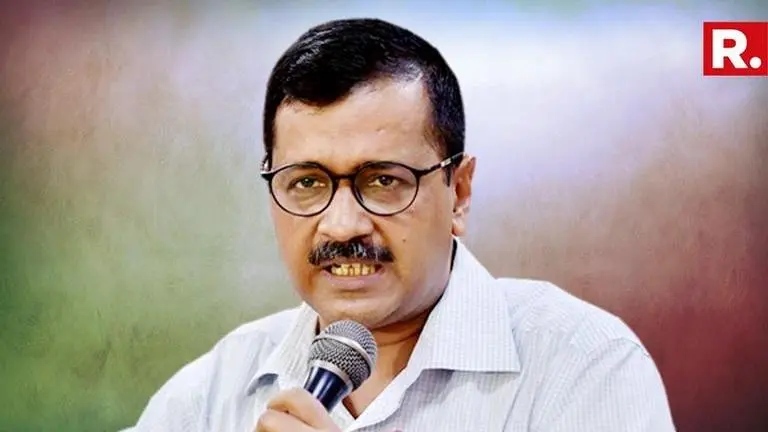 Union Minister Nitin Gadkari comes to rescue, as BJP workers heckle Arvind Kejriwal by coughing Union Minister Nitin Gadkari comes to rescue, as BJP workers heckle Arvind Kejriwal by coughing