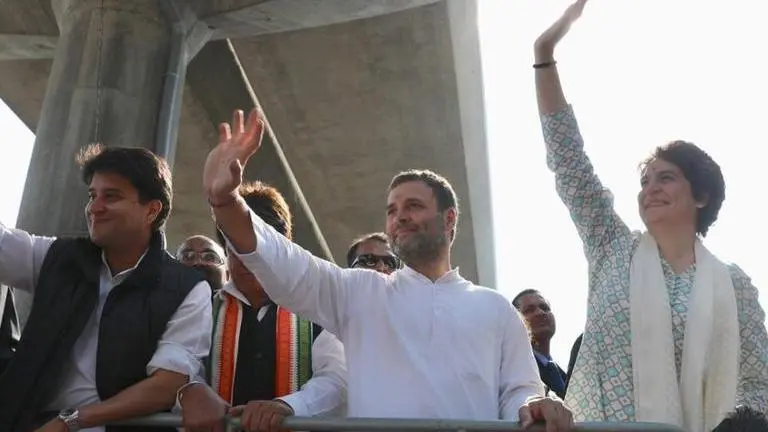 Congress General Secretary Priyanka Gandhi-Vadra announces alliance with local outfit Mahan Dal in U.P Congress General Secretary Priyanka Gandhi-Vadra announces alliance with local outfit Mahan Dal in U.P