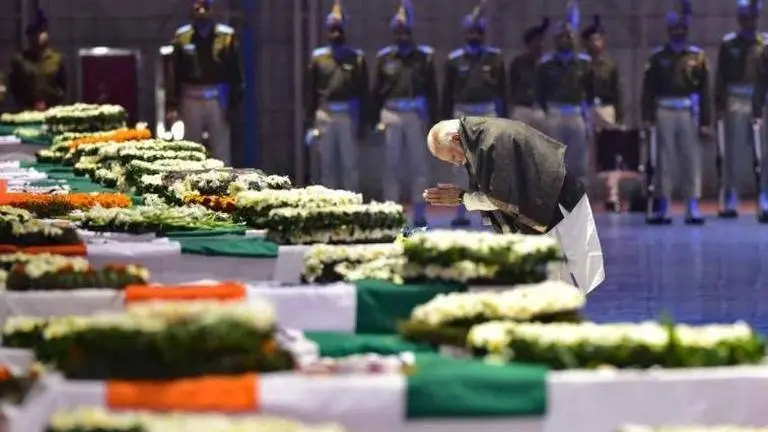 IN PHOTOS: PM Modi pays tribute to 'brave sons of Mother India' at wreath-laying ceremony IN PHOTOS: PM Modi pays tribute to 'brave sons of Mother India' at wreath-laying ceremony