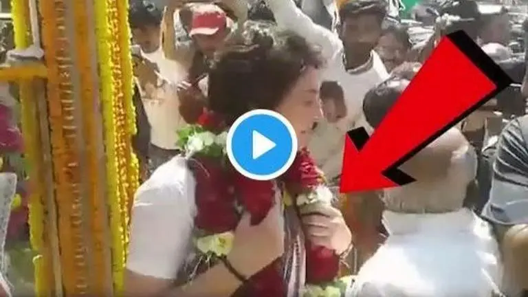 WATCH: Priyanka Gandhi insults former PM Lal Bahadur Shastri while garlanding his statue, Smriti Irani hits back WATCH: Priyanka Gandhi insults former PM Lal Bahadur Shastri while garlanding his statue, Smriti Irani hits back