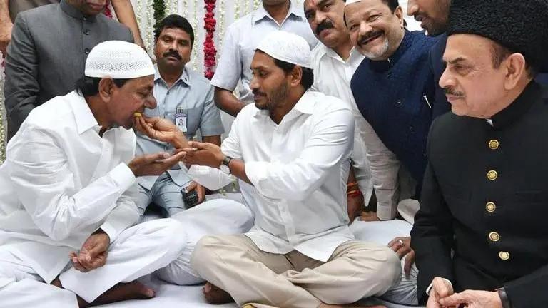 Telangana CM K Chandrasekhar Rao, Andhra Pradesh CM Jagan Mohan Reddy attend Governor ESL Narasimhan's Iftar in Hyderabad Telangana CM K Chandrasekhar Rao, Andhra Pradesh CM Jagan Mohan Reddy attend Governor ESL Narasimhan's Iftar in Hyderabad