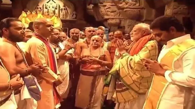 IN PICTURES | PM Narendra Modi, Andhra Pradesh CM Jagan Mohan Reddy offer prayers at Tirupati Temple IN PICTURES | PM Narendra Modi, Andhra Pradesh CM Jagan Mohan Reddy offer prayers at Tirupati Temple