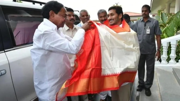 Telangana CM KCR meets Andhra counterpart Jagan Reddy, invites him for inauguration of Kaleswaram irrigation project