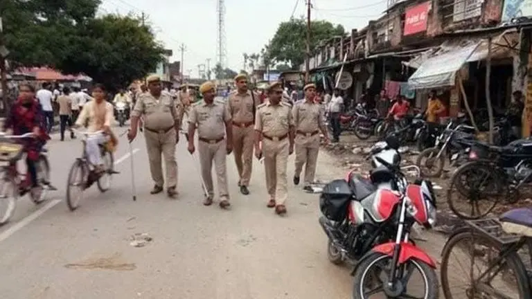 BIZARRE | Man Stops To Urinate On Road In UP, 2 Allegedly Flee With His Motorbike BIZARRE | Man Stops To Urinate On Road In UP, 2 Allegedly Flee With His Motorbike