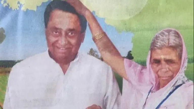 Madhya Pradesh CM Kamal Nath faces backlash from netizens after 'third hand' seen in the picture promoting loan waiver scheme of MP. Here's what happened Madhya Pradesh CM Kamal Nath faces backlash from netizens after 'third hand' seen in the picture promoting loan waiver scheme of MP. Here's what happened