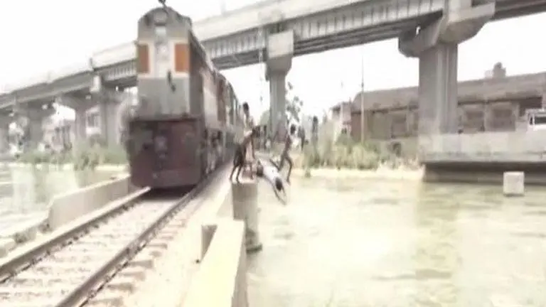 Boys perform dangerous stunts, jump into canal from railway tracks in Ludhiana Boys perform dangerous stunts, jump into canal from railway tracks in Ludhiana