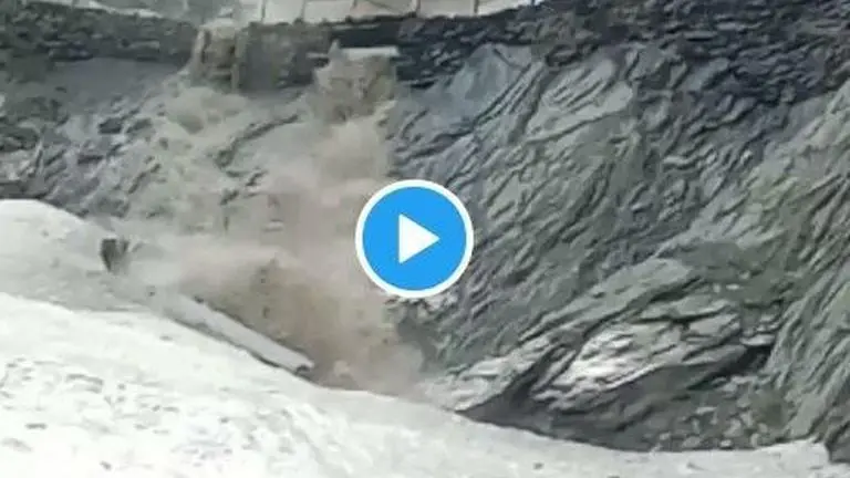 WATCH: ITBP personnel brave shooting stones in a glacier by placing shield wall to ensure safety of Amarnath Yatris WATCH: ITBP personnel brave shooting stones in a glacier by placing shield wall to ensure safety of Amarnath Yatris