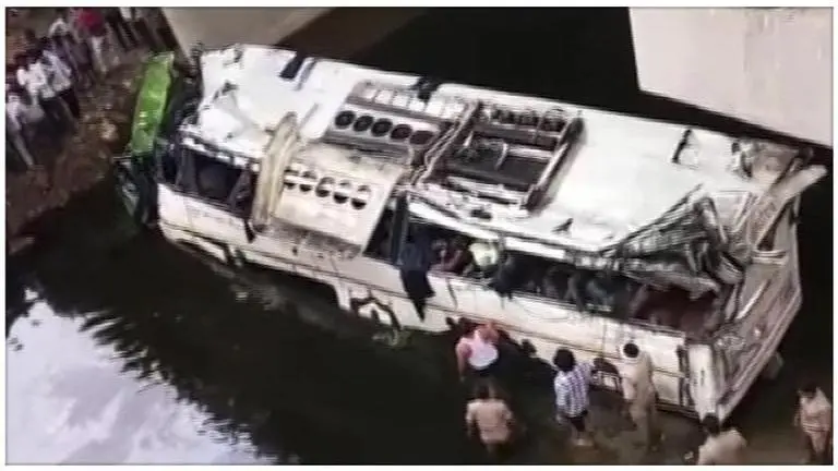 29 dead and several injured after bus falls into drain on Yamuna Expressway near Agra 29 dead and several injured after bus falls into drain on Yamuna Expressway near Agra
