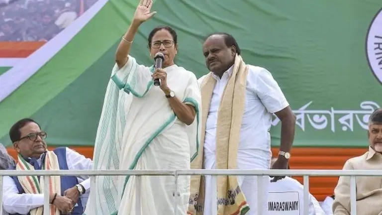 Mamata Banerjee offers advice to HD Kumaraswamy over Karnataka crisis Mamata Banerjee offers advice to HD Kumaraswamy over Karnataka crisis