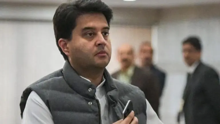 Jyotiraditya Scindia resorts to dinner diplomacy in Madhya Pradesh amid political crisis in Karnataka and Goa Jyotiraditya Scindia resorts to dinner diplomacy in Madhya Pradesh amid political crisis in Karnataka and Goa
