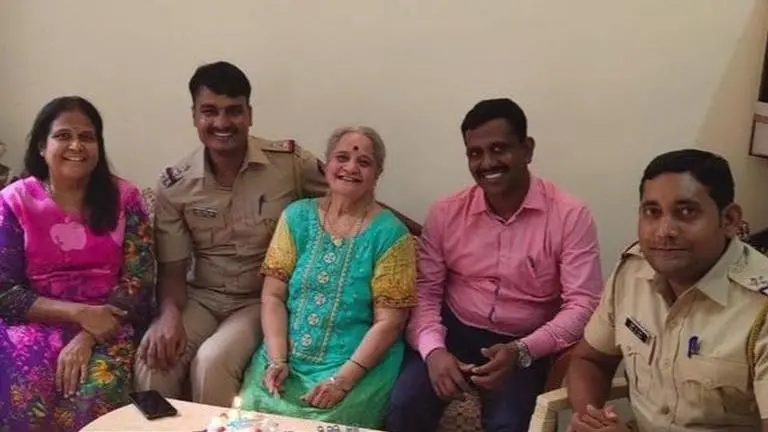 Mumbai Police's heartwarming gesture for a 77 year old woman is winning the internet Mumbai Police's heartwarming gesture for a 77 year old woman is winning the internet